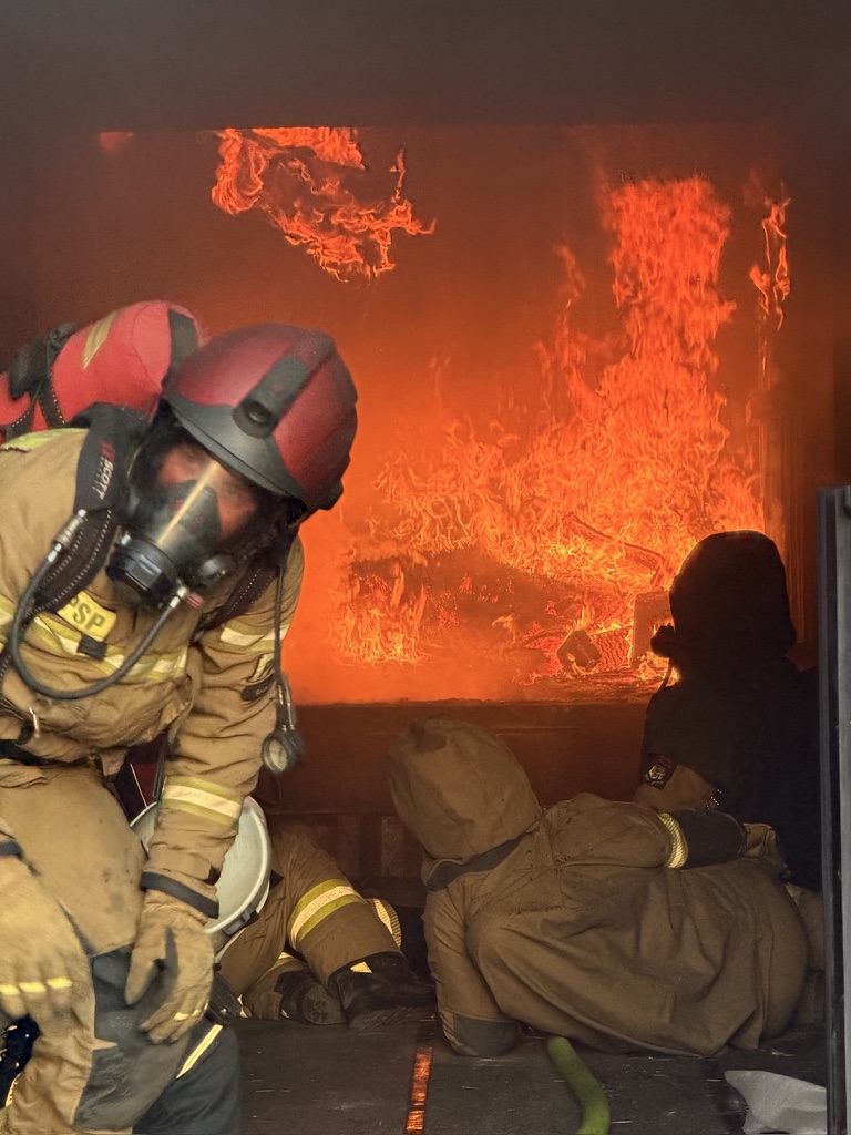 Strażak podczas ćwiczeń w komorze rozgorzeniowej